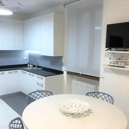 North Apartment, Steps From The Garda